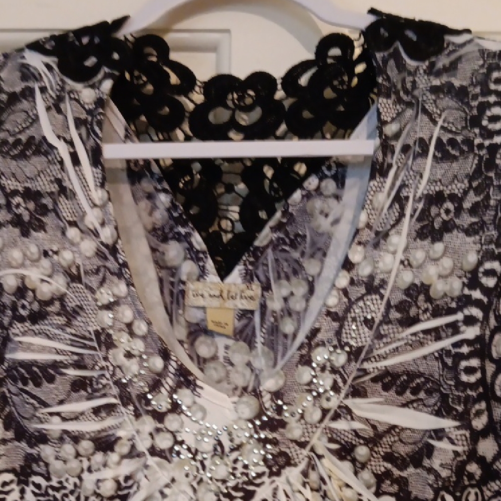 live and let live Black & White Floral V-Neck Blouse size 1X EUC - Picture 4 of 14